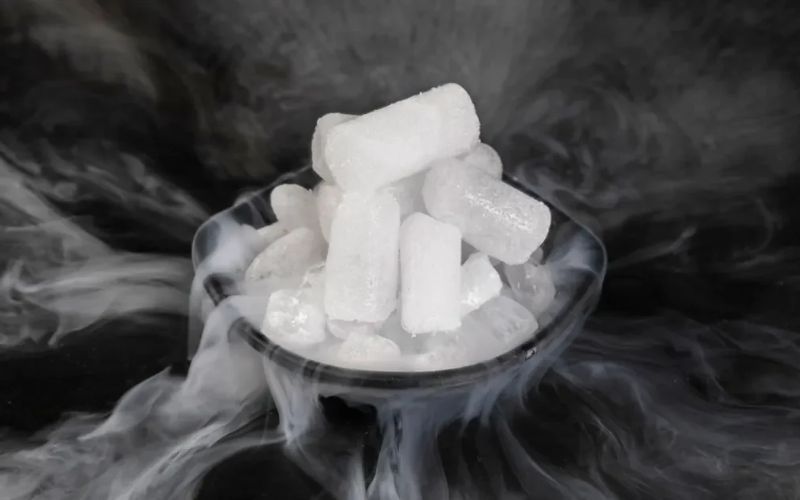 Đá khô giữ lạnh được bao lâu? Cách sử dụng an toàn và hiệu quả