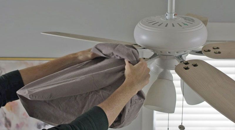 Sử dụng túi vỏ gối để lau cánh quạt