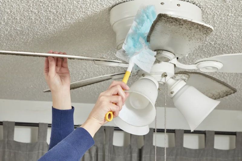 Lau quạt trần thường xuyên giúp loại bỏ bụi bẩn, kéo dài tuổi thọ của quạt